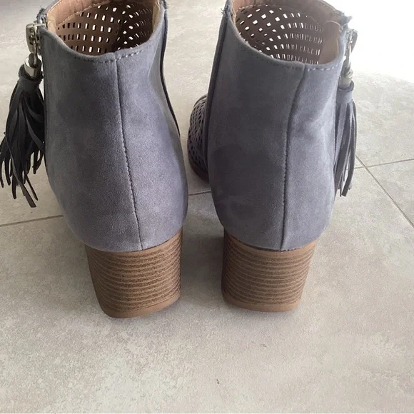 Qupid Core 18 peep toe tassel booties EUC - Picture 3 of 6